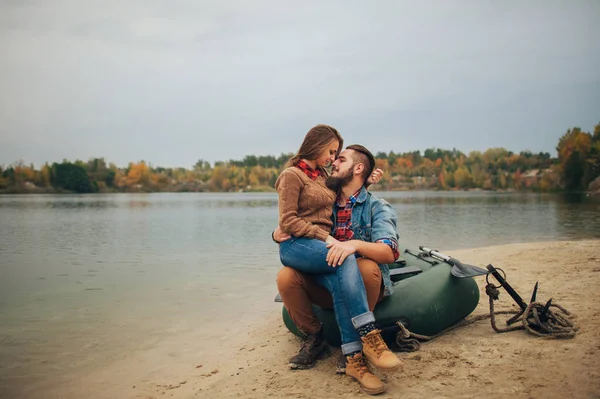 Feliz pareja sentada en el barco —  Fotos de Stock