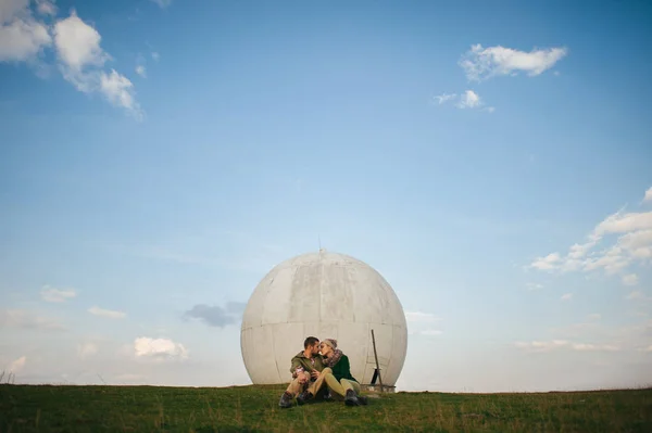 Casal posando perto do Observatório para supervisão — Fotografia de Stock