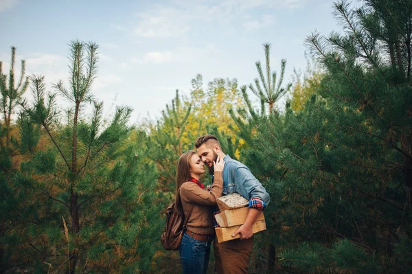 Hombre con maderas y su mujer — Foto de Stock