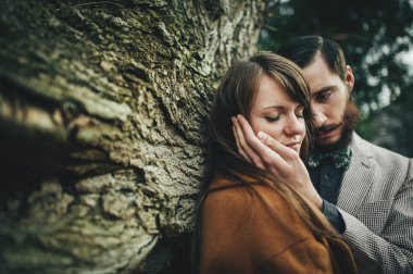 Sevimli çift kucaklaşması