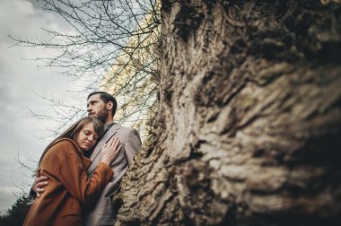 Sevimli çift kucaklaşması