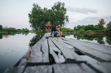 Romantik Çift ahşap köprü