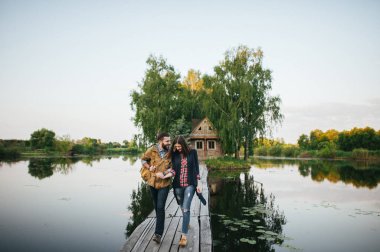 Romantik Çift ahşap köprü üzerinde yürüme 