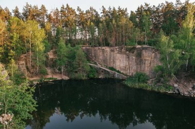 nehir yemyeşil ağaçları ile