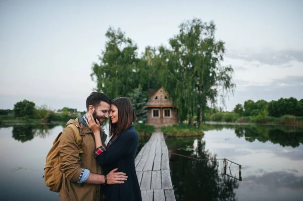 Casal romântico na ponte de madeira — Fotografia de Stock