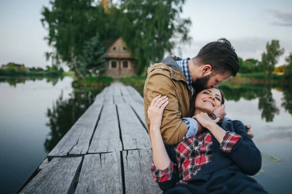 Pareja romántica en puente de madera — Foto de Stock