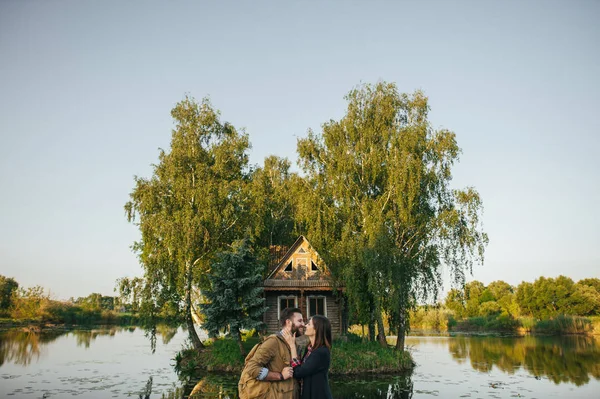Casal de pé na ponte de madeira do rio — Fotografia de Stock