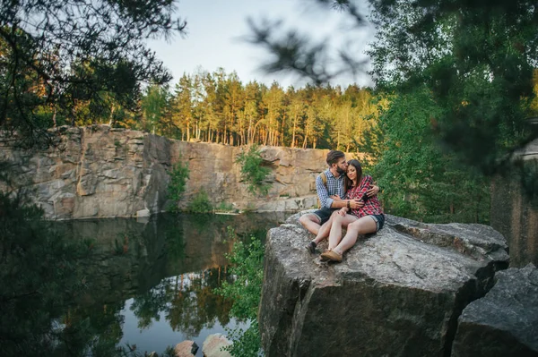 Ρομαντικό ζευγάρι στην άκρη ενός βράχου — Φωτογραφία Αρχείου