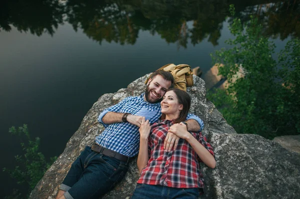 Романтична пара лежить на скелі — стокове фото