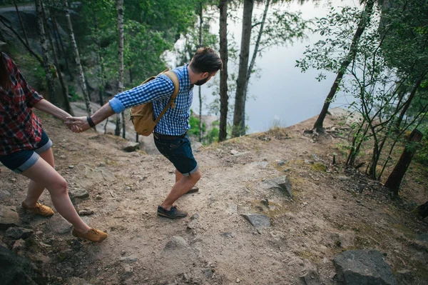 Casal romântico andando ao ar livre — Fotografia de Stock