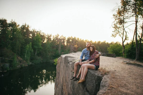 Romantyczna para siedzi na skale — Zdjęcie stockowe