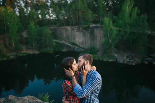 Couple romantique embrasser en plein air — Photo