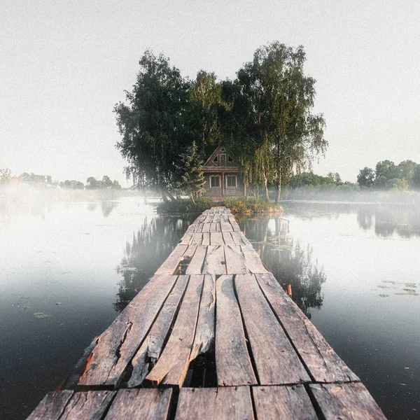Старый деревянный мост на реке — стоковое фото