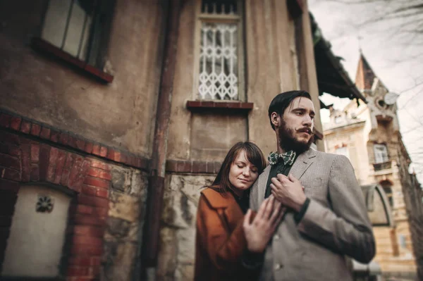 Romantisches Paar spaziert in der Altstadt — Stockfoto