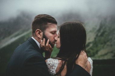 mutlu gelin ve damat pitoresk dağlarda