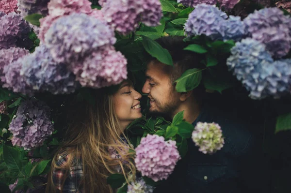 คู่รักจูบกันในดอกไม้ รูปภาพสต็อก