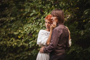 Romantik Çift ormanda sarılma  