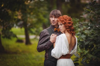 Romantik Çift ormanda sarılma  