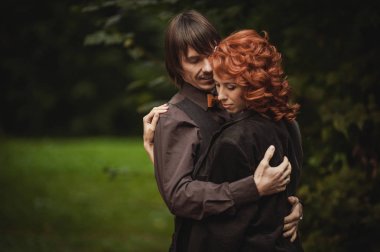 Romantik Çift ormanda sarılma  