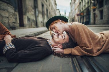 tramvay rayları üzerinde yatan kadın