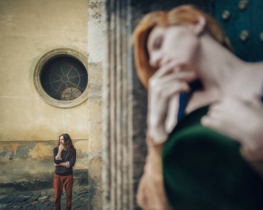 dalgın adam eski Caddesi üzerinde ayakta