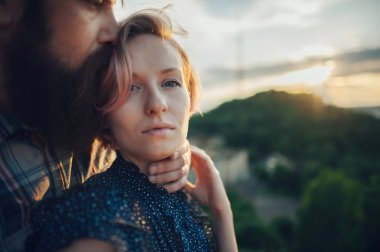 adam öpüşme ve kadın sarılma 