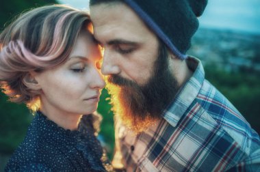 Çift ayakta yeşil tepe üzerinde 