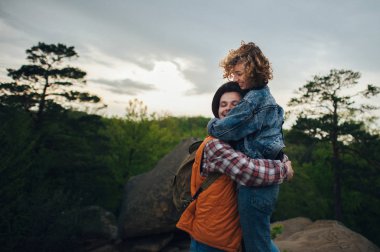 Gezgin çift ayakta tree yakınındaki 