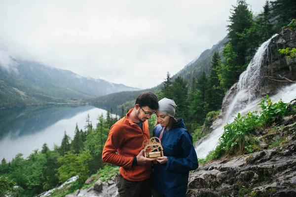 Pareja de viajeros de pie en la cima de la montaña — Foto de Stock