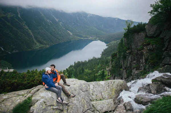 Traveler couple sitting rocky mountain — Stock Photo, Image