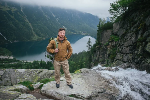 Mand vandreture vildmark bjerg med rygsæk - Stock-foto