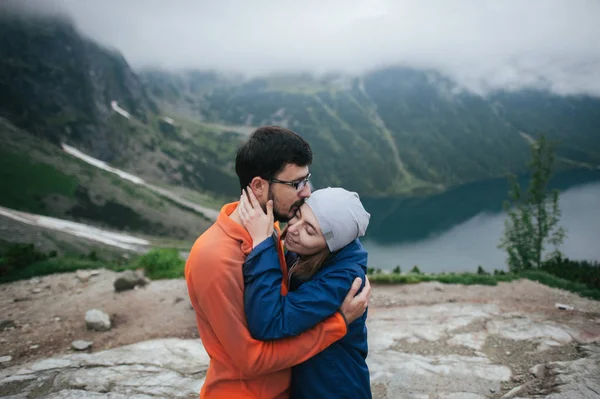 Ταξιδιώτης ζευγάρι στέκεται στην κορυφή του βουνού — Φωτογραφία Αρχείου
