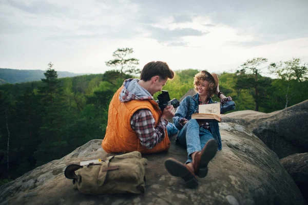 Pasangan penjelajah duduk di atas batu — Stok Foto