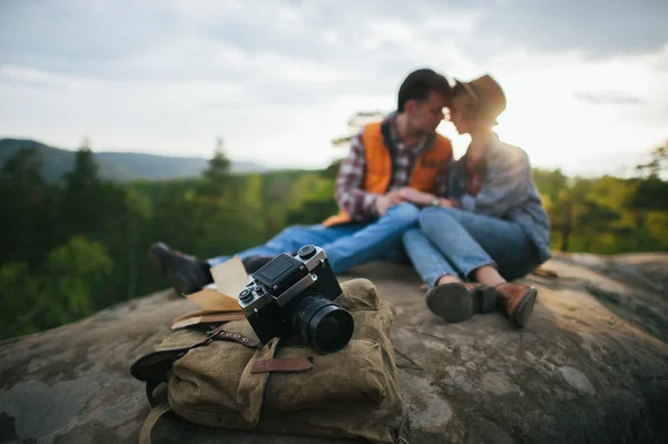 Viajero pareja sentado en el borde de la montaña — Foto de Stock