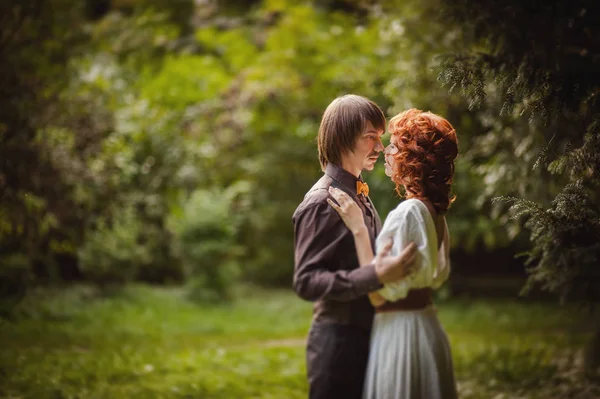 Romantic couple kissing — Stock Photo, Image