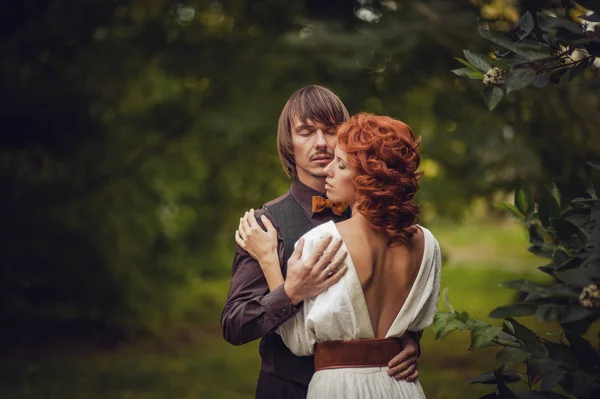 Pareja romántica abrazándose en el bosque — Foto de Stock