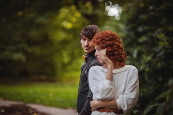 Novio y novia en el bosque verde — Foto de Stock