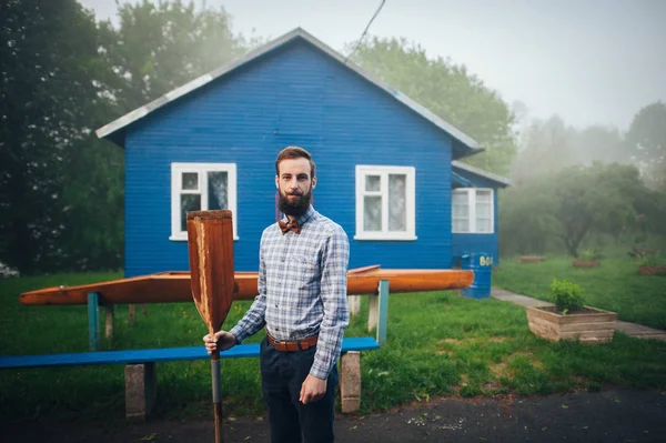 Knappe man met houten kano peddel — Stockfoto