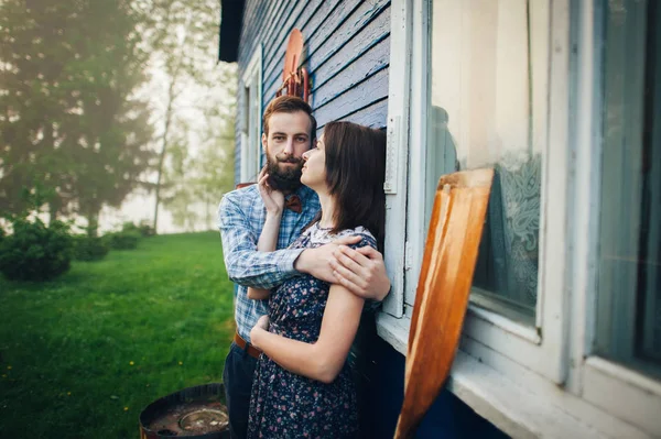 Uomo che abbraccia donna felice — Foto Stock