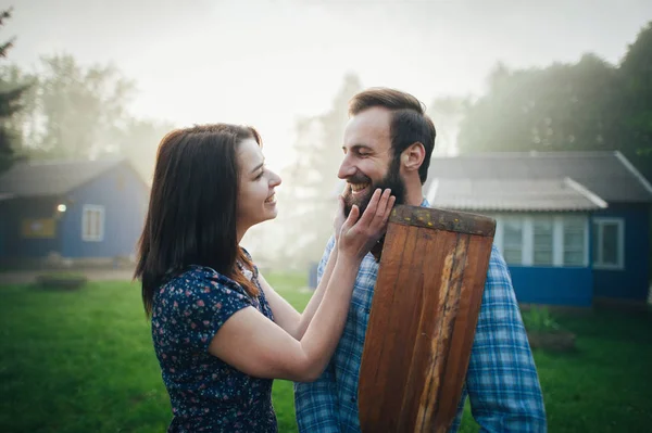 Romantische koppel in liefde genieten van — Stockfoto