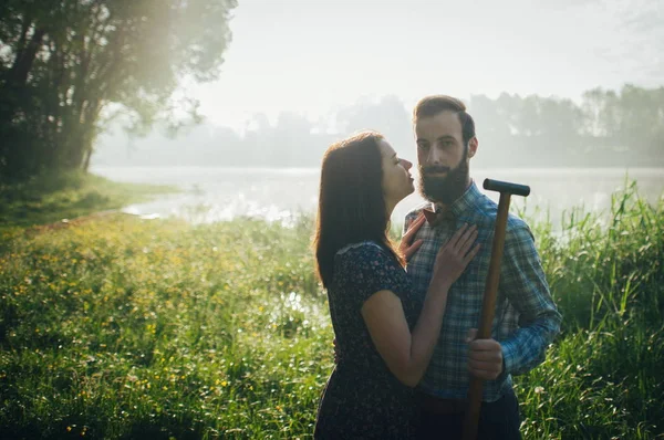 Vrouw liefdevol kussen echtgenoot — Stockfoto
