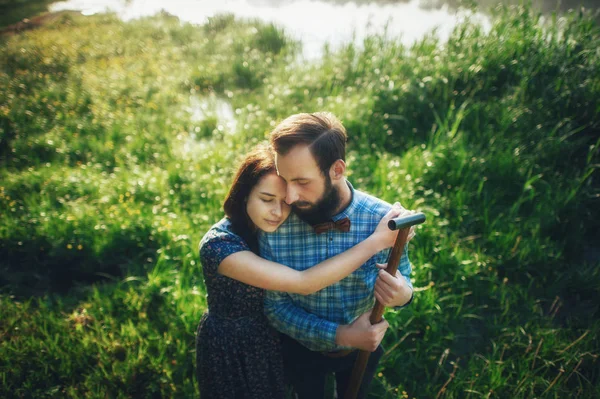 Esposa carinhosamente abraçando marido — Fotografia de Stock