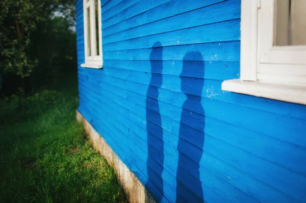 Sombras de homem e mulher na parede — Fotografia de Stock