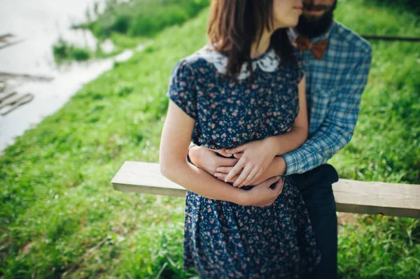 Uomo abbracciare donna sulla costa del lago — Foto Stock