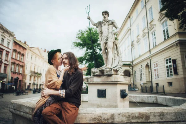 Casal abraçando no centro da cidade velha — Fotografia de Stock