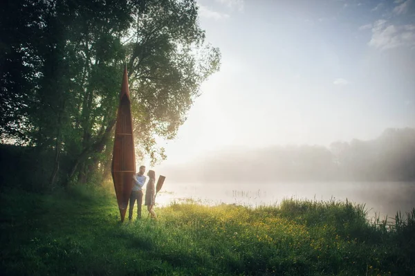 Мужчина и женщина стоят на берегу озера — стоковое фото