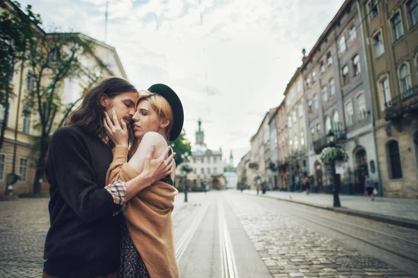 Couple debout sur des rails de tramway — Photo