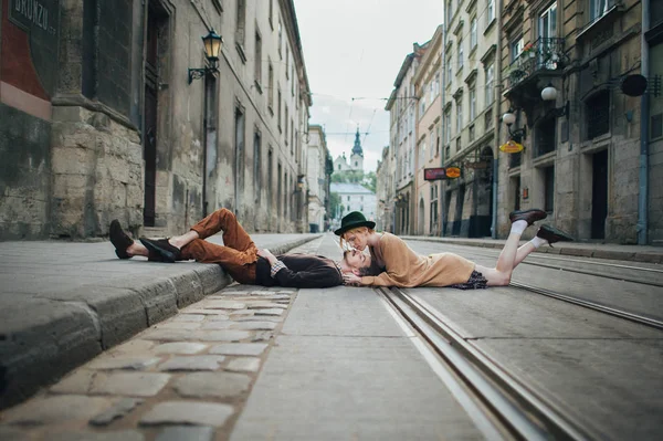 Žena leží na tramvajových kolejích — Stock fotografie