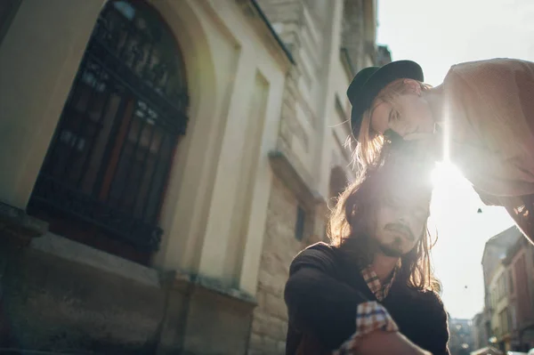 Casal apaixonado relaxante na rua — Fotografia de Stock