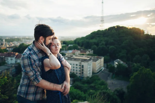 Paar sitzt am Rande des Abgrunds — Stockfoto